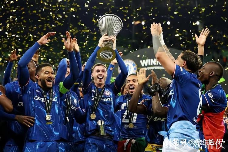 舒波莫廷晒与贝尔评述比赛合照:切尔西取得当之无愧的胜利 舒波莫廷晒与贝尔评述比赛合照:切尔西取得当之无愧的胜利