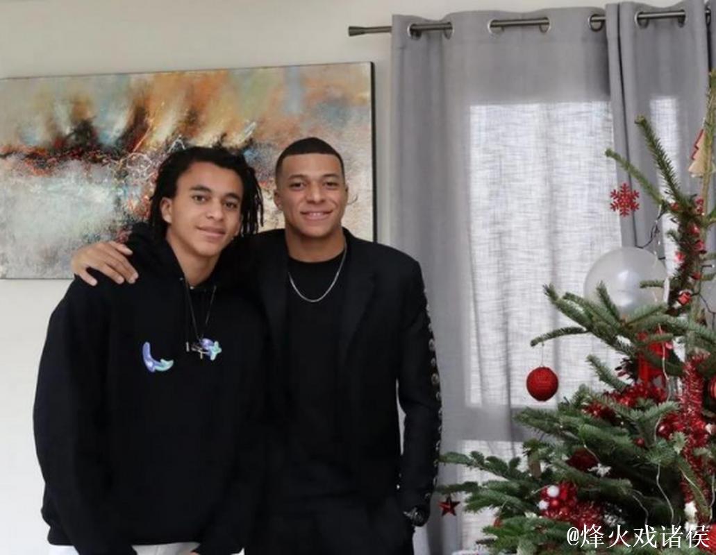 姆巴佩弟弟晒一家四口合照庆祝圣诞节